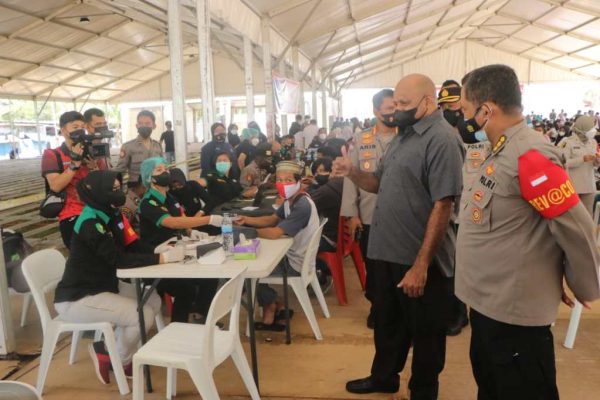 kapolda papua tinjau gebyar vaksin jelang pon xx 27193