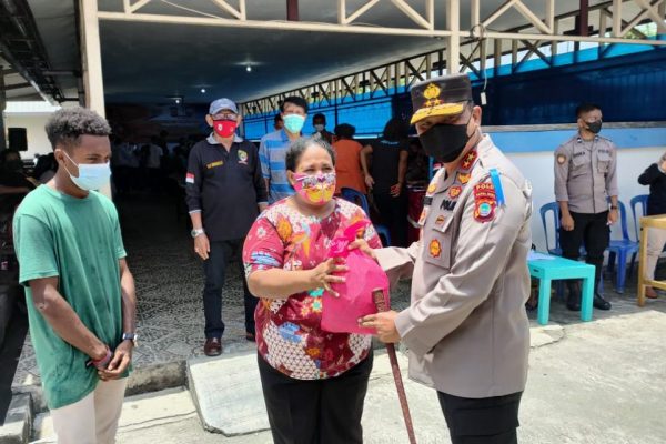 kapolda papua tinjau langsung kegiatan gerai vaksin tni polri di gereja manyosi wirsi 24417
