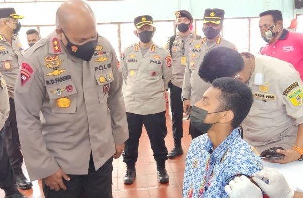 kapolda papua tinjau vaksinasi merdeka di sma taruna bakti waena 26847