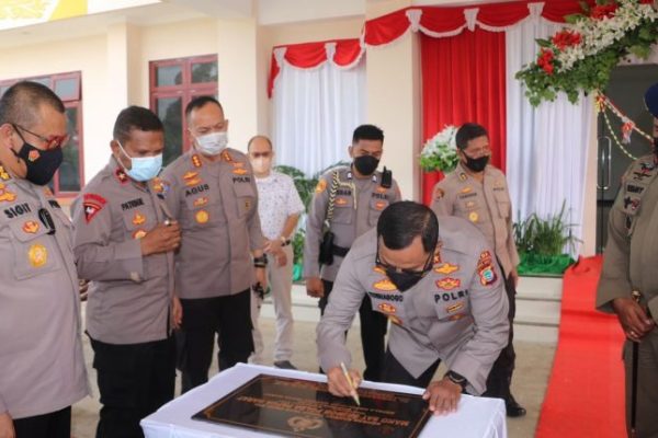kapolda resmikan gedung baru satuan brimob polda papua barat 24861