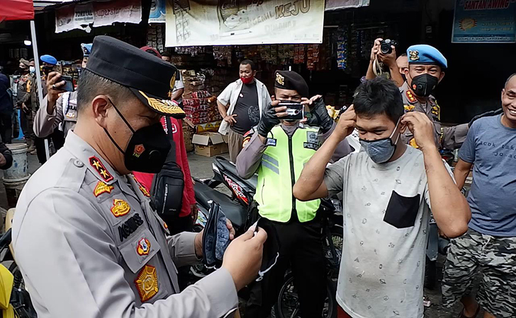 kapolda riau bagikan 11 ribu masker dan salurkan 10 ton beras 30511
