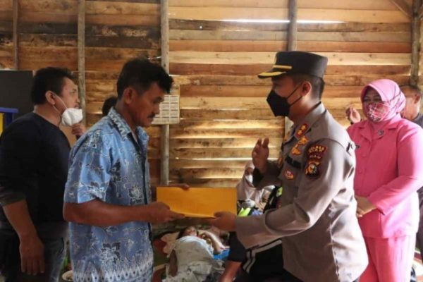 kapolda riau berikan bantuan bagi riana penderita tuberkulosis 50908