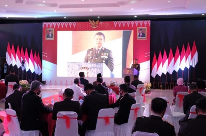 kapolda riau berikan penghargaan kepada polisi berprestasi dan polisi teladan 34659