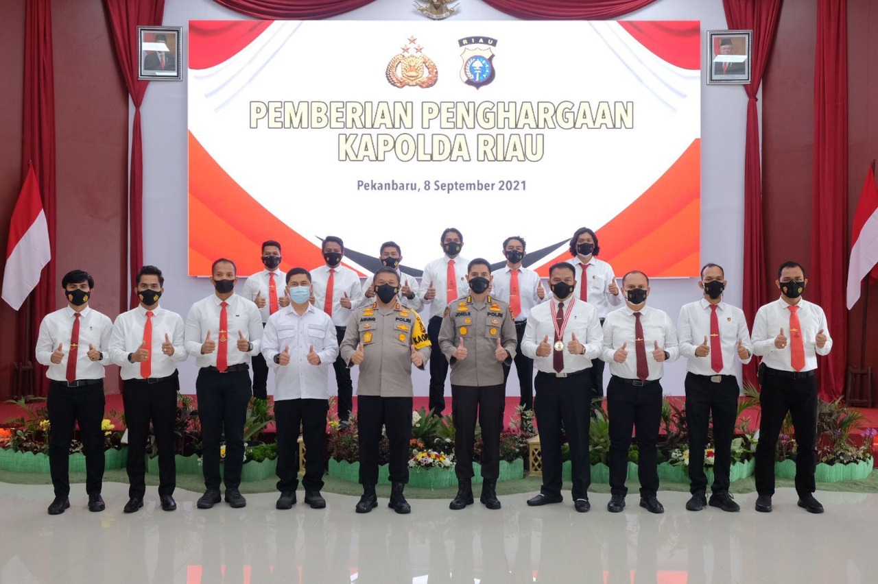 kapolda riau berikan penghargaan pada 41 personel berprestasi 27156