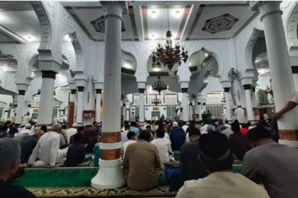 kapolda riau deployed hundreds of personnel to secure the activities during ramadan 45572