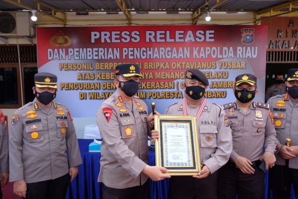 kapolda riau ganjar polisi yang tabrakkan diri ke motor jambret dengan piagam hingga rekomendasi sekolah 23227