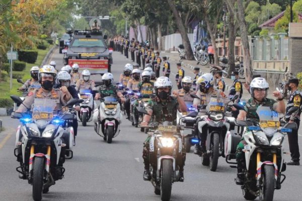 kapolda riau gelar apel kehormatan bukti tni polri semakin solid 21039