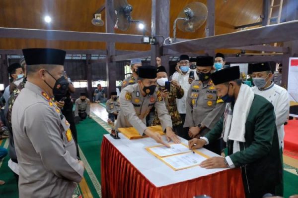 kapolda riau ikuti khotmil quran dan silaturahmi di masjid jami air tiris 30423