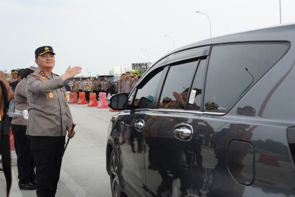 kapolda riau lakukan pengecekan tol sungai pinang guna memastikan keamanan pemudik lebaran 2024 72625
