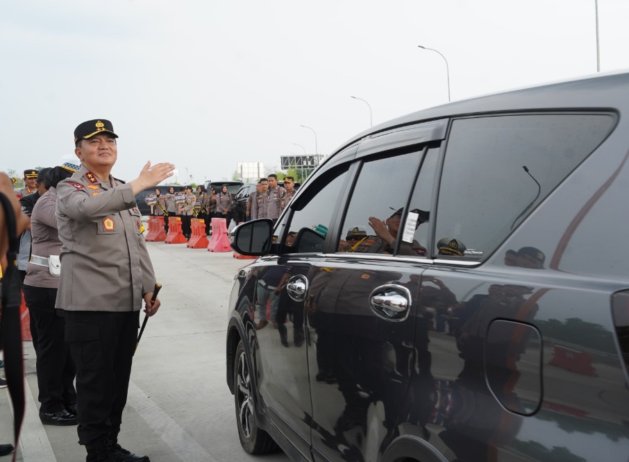 kapolda riau lakukan pengecekan tol sungai pinang guna memastikan keamanan pemudik lebaran 2024 72625