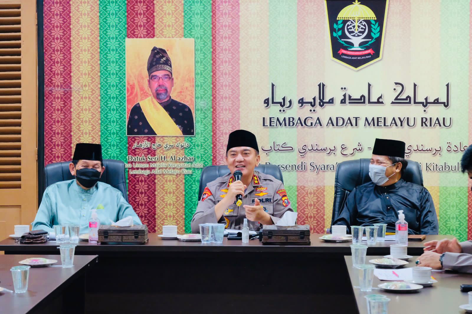 kapolda riau lanjutkan agenda silaturahmi siap bersinergi dengan lamr untuk masyarakat riau 22751