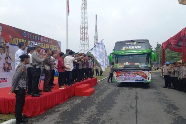 kapolda riau melepas rombongan mudik gratis kebangsaan presisi 72283
