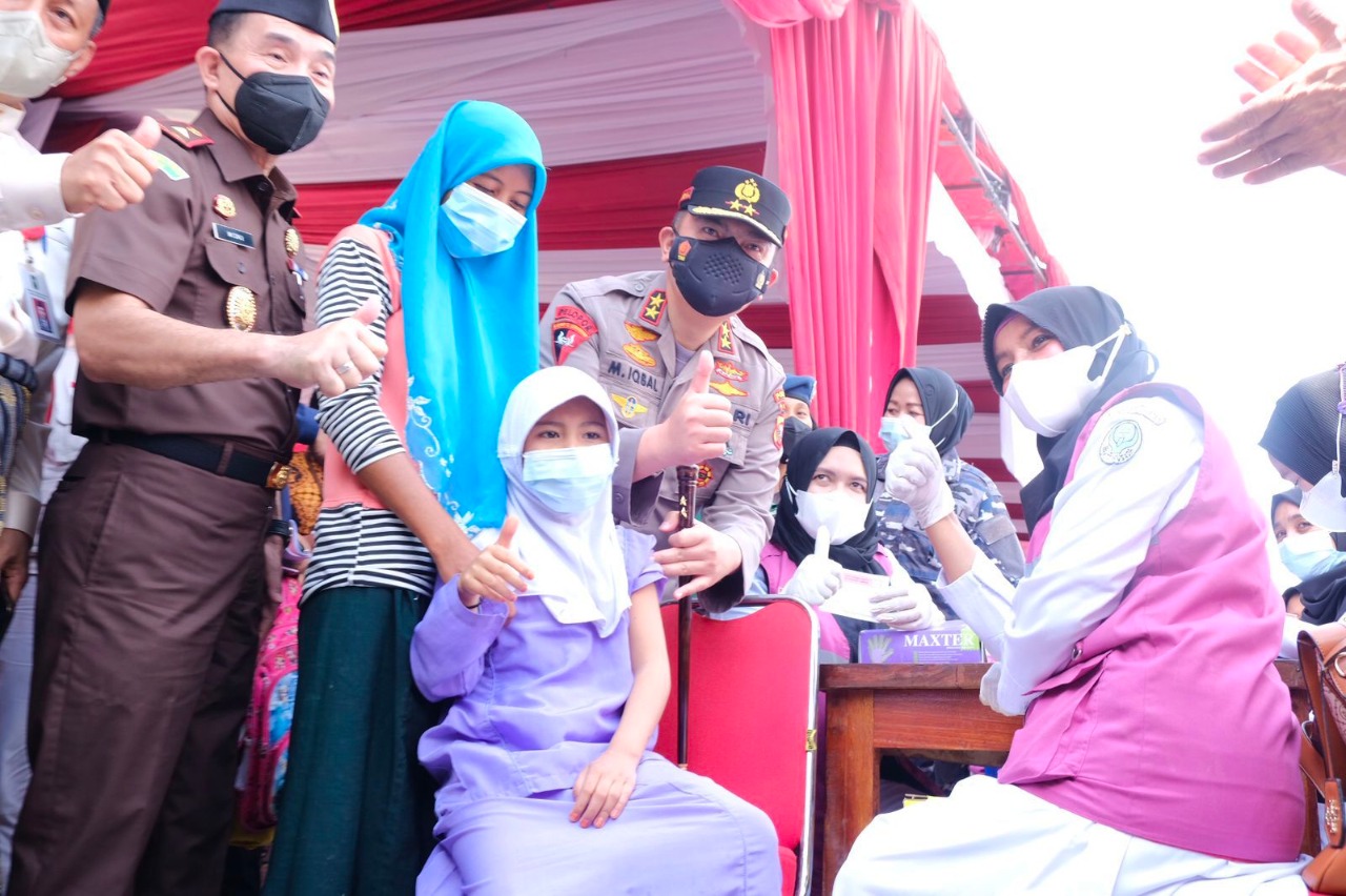 kapolda riau pada vaksinasi serentak tetap kedepankan prokes dan percepat laju vaksinasi a 20962