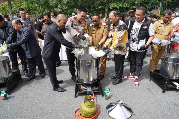 kapolda riau pimpin kegiatan pemusnahan barang bukti 82324