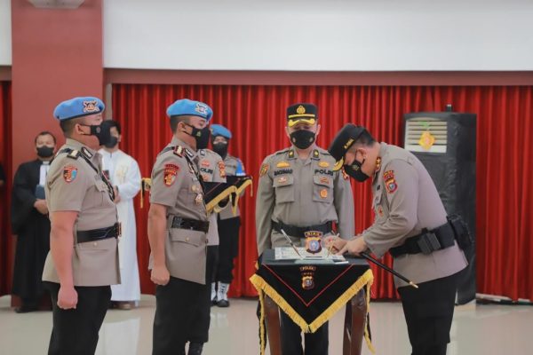 kapolda riau pimpin serah terima 4 pejabat utama dan 2 kapolres jajaran 22749