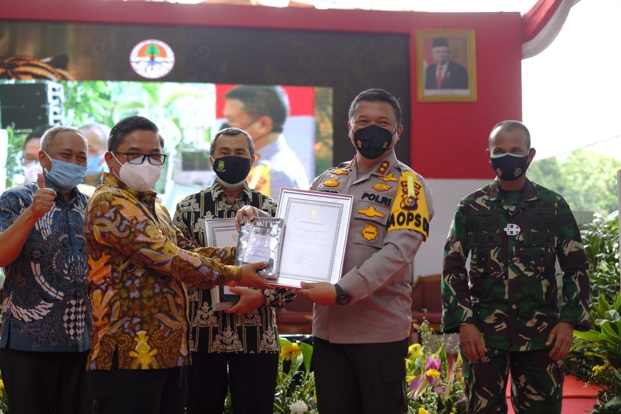 kapolda riau raih penghargaan dari kementerian lingkungan hidup dan kehutanan ri 32763
