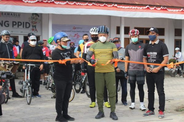 kapolda riau resmikan jaringan pesepeda keluarga pengawas pemilu 11364