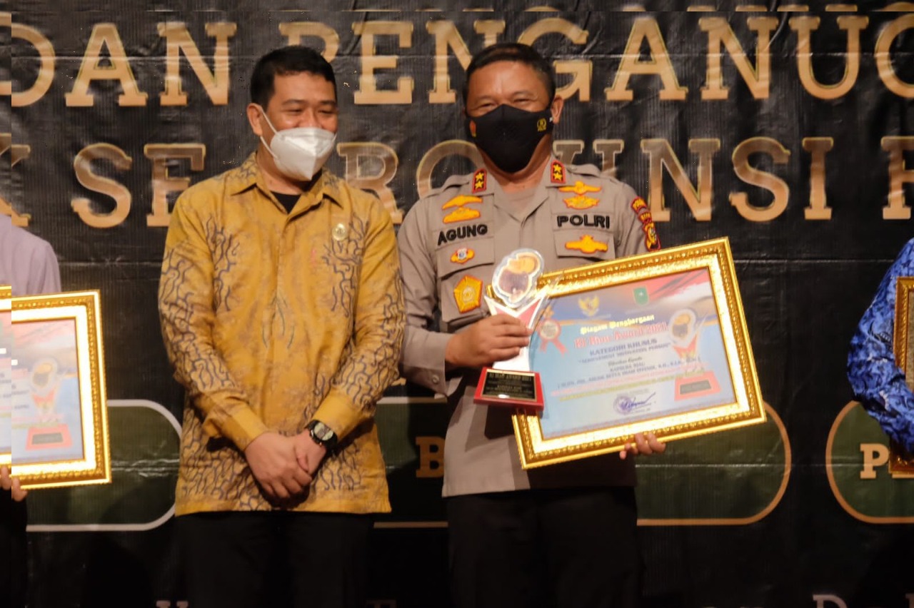 kapolda riau terima penghargaan komisi informasi award riau 2021 25196