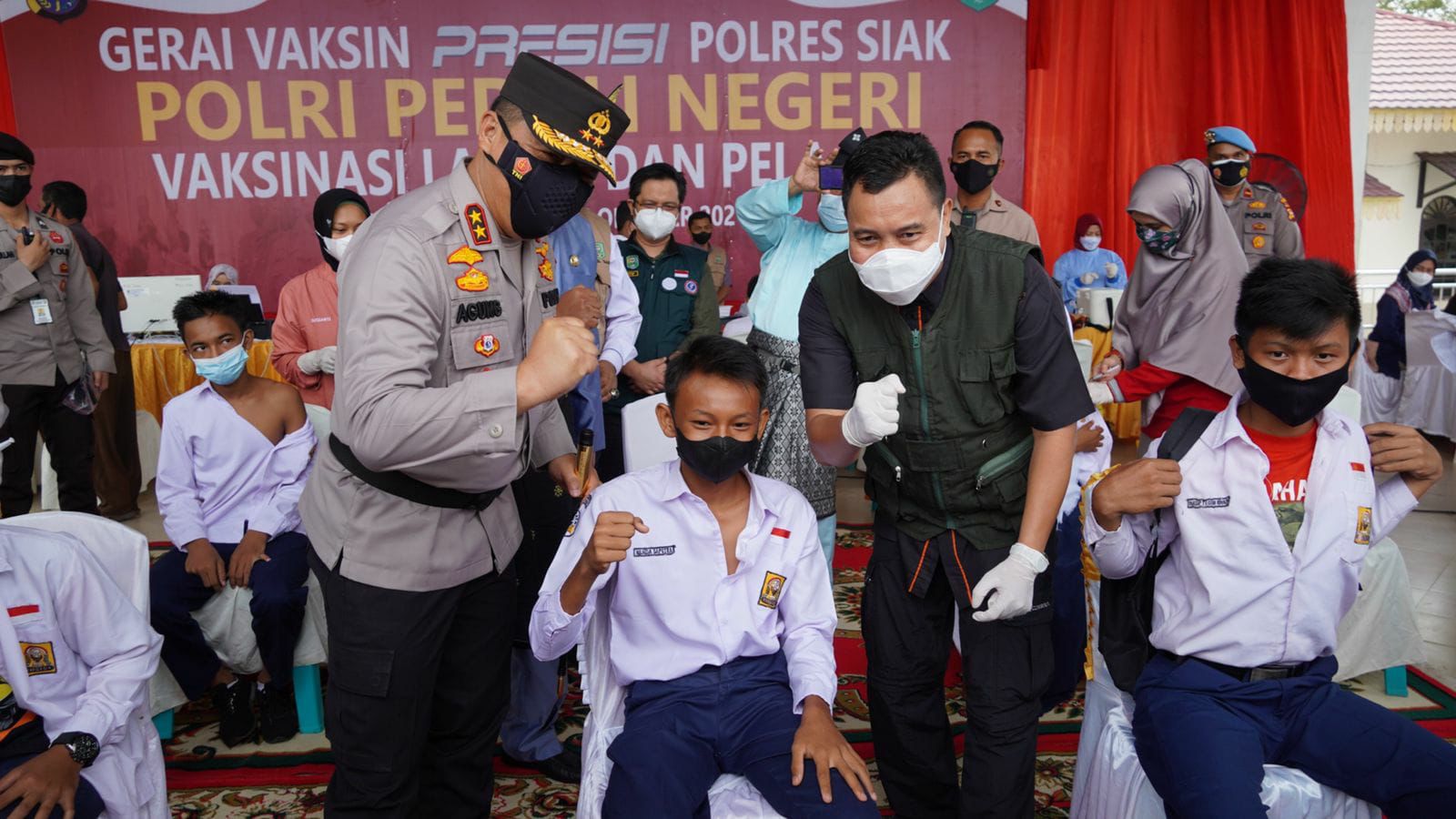 kapolda riau tinjau pelaksanaan vaksinasi massal bagi lansia dan pelajar di kabupaten siak 24646