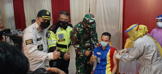 kapolda riau tinjau pelaksanaan vaksinasi massal di kampar 28662