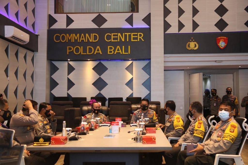 kapolda sambut kunjungan kerja irwasum polri di mapolda bali 33041