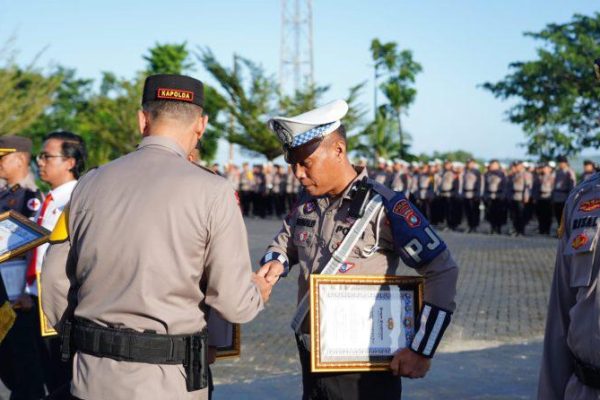 kapolda sulbar beri penghargaan kepada personel yang berprestasi 70350