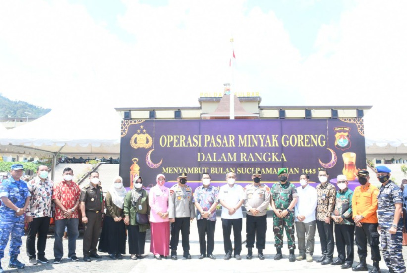 kapolda sulbar dan danrem 142 tatag menyaksikan pasar murah 45487