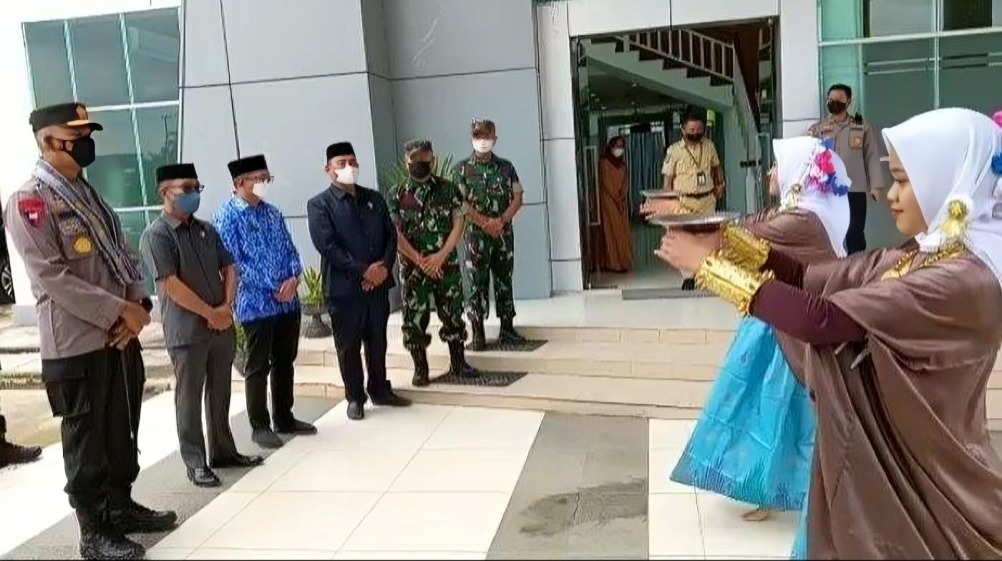 kapolda sulbar disambut tarian pinti roma di mamuju tengah 48379