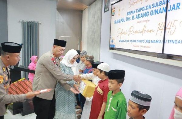 kapolda sulbar salurkan santunan anak yatim di mamuju tengah 71499