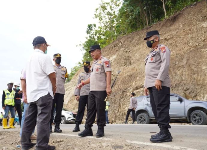 kapolda sulbar turun langsung ke lokasi longsor di jalur trans sulawesi 9884