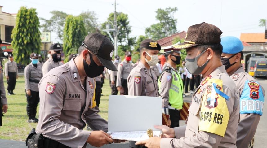 kapolda sulsel anggota polri harus jadi teladan di masyarakat 53192