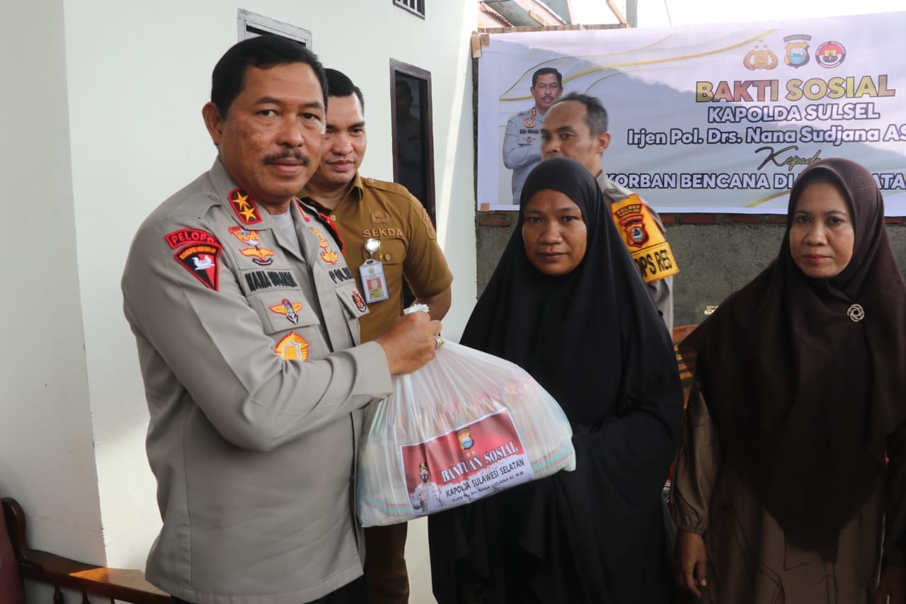kapolda sulsel bagikan bansos pada korban becana alam di takalar 53002
