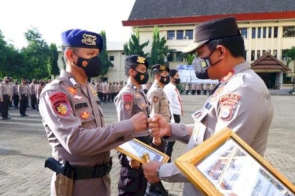 kapolda sulsel beri penghargaan kepada personel yang memberi kontribusi pengabdian tanpa batas melebihi panggilan tugas 22678