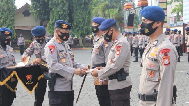 kapolda sulsel berikan penghargaan kepada 11 personel batalyon c pelopor 18062