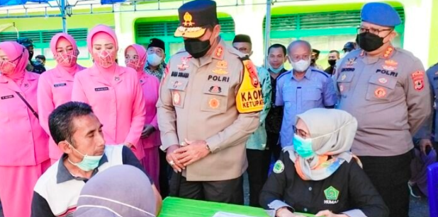 kapolda sulsel bersama bupati jeneponto pantau pelaksanaan gerakan sejuta vaksinasi 46309