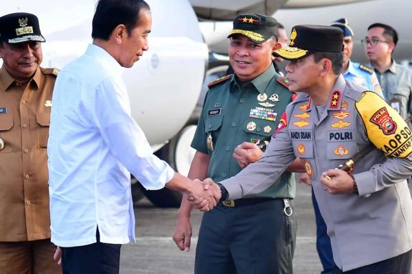 kapolda sulsel kedatangan presiden jokowi di sulsel disambut hangat oleh masyarakat 70486