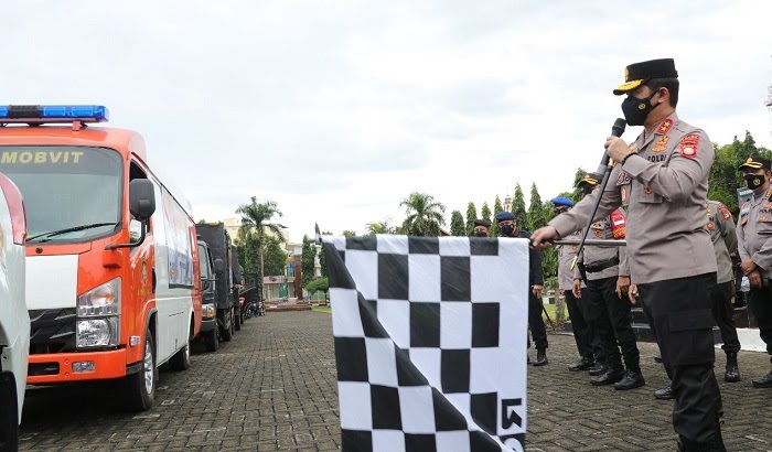 kapolda sulsel lepas 10 000 paket bansos untuk masyarakat terdampak ppkm mikro 29379