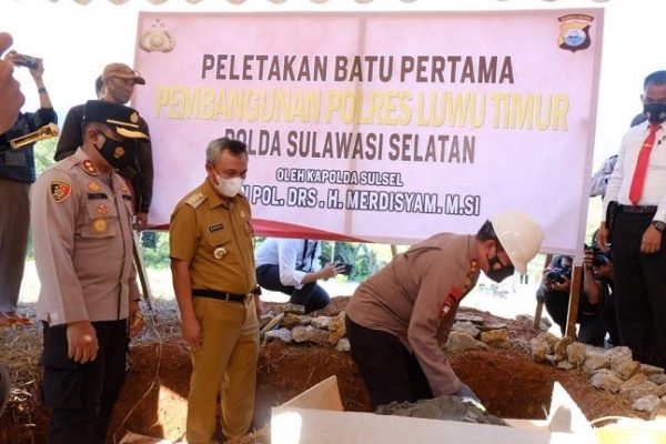 kapolda sulsel letakkan batu pertama pembangunan polres lutim dan resmikan rusun polres lutim 13195