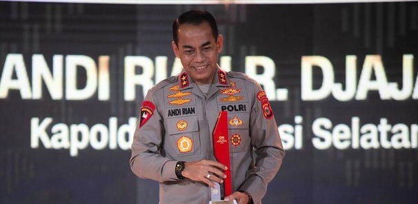 kapolda sulsel mendapat penghargaan outstanding leadership in law enforcement 71683