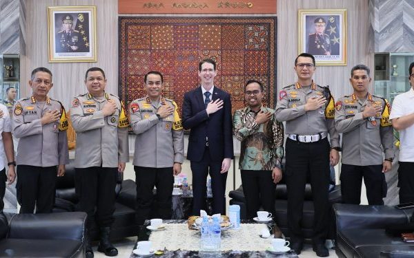 kapolda sulsel menerima audiensi konsulat jenderal australia beserta rombongan 70498