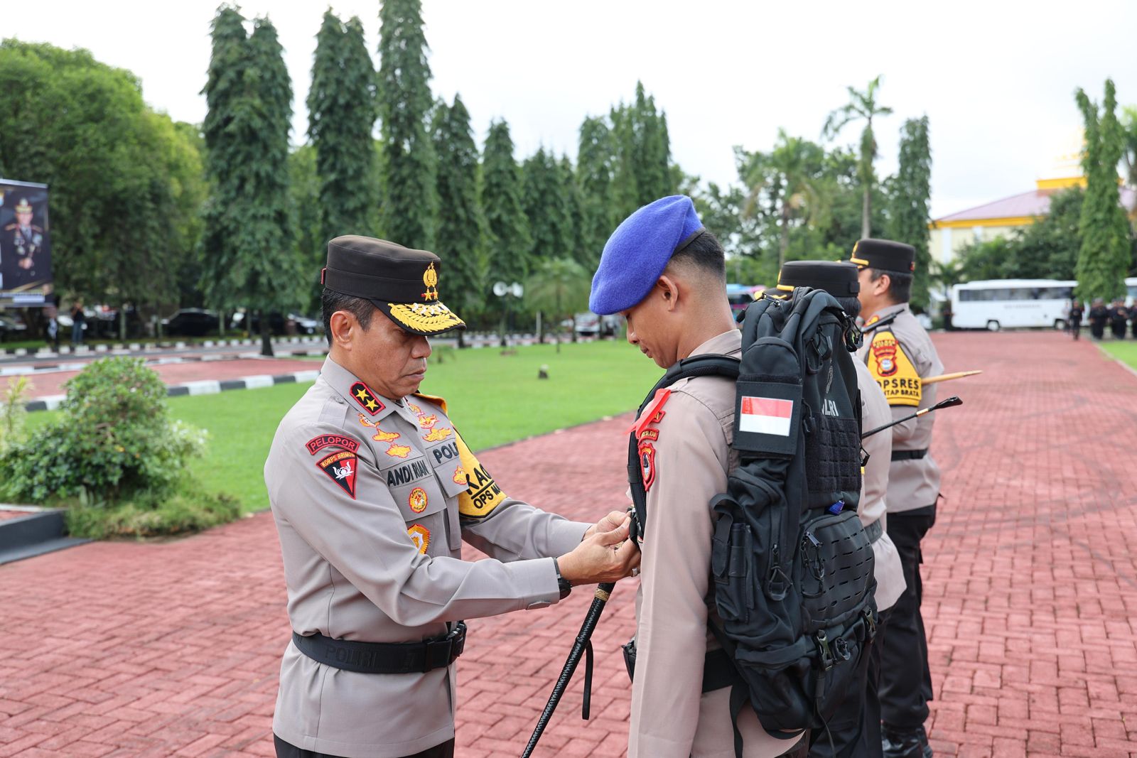 kapolda sulsel pimpin apel pemberangkatan ratusan personel pengamanan tps 70073