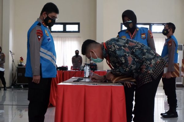 kapolda sulsel pimpin penanda tanganan fakta integritas dan pengambilan sumpah seleksi sip 33342