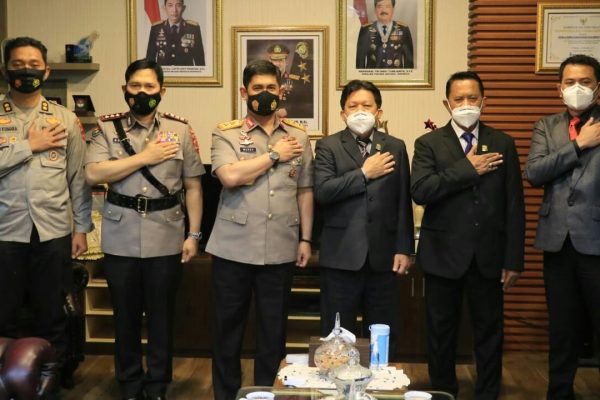 kapolda sulsel terima piagam penghargaan trust award dari lemkapi 36810