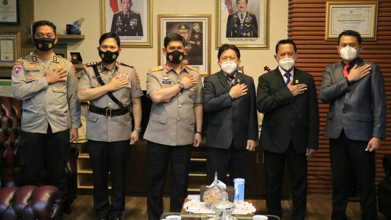 kapolda sulsel terima piagam penghargaan trust award dari lemkapi 36810