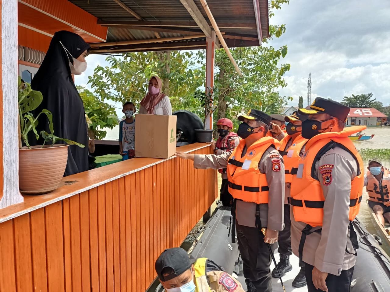 kapolda sulsel terobos banjir berikan sembako ke warga 27146
