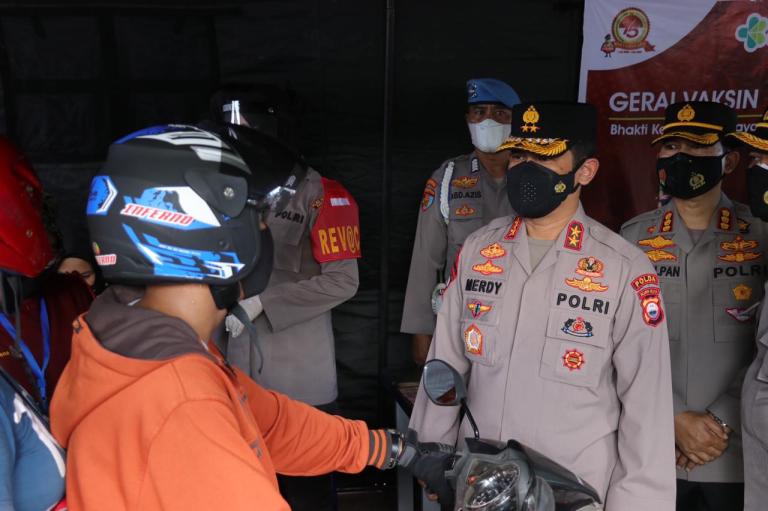 kapolda sulsel tinjau langsung vaksinasi drive thru di gerai vaksin presisi 29284