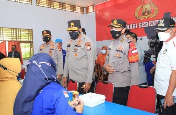 kapolda sulsel tinjau pelaksanaan vaksinasi di kabupaten gowa 9915