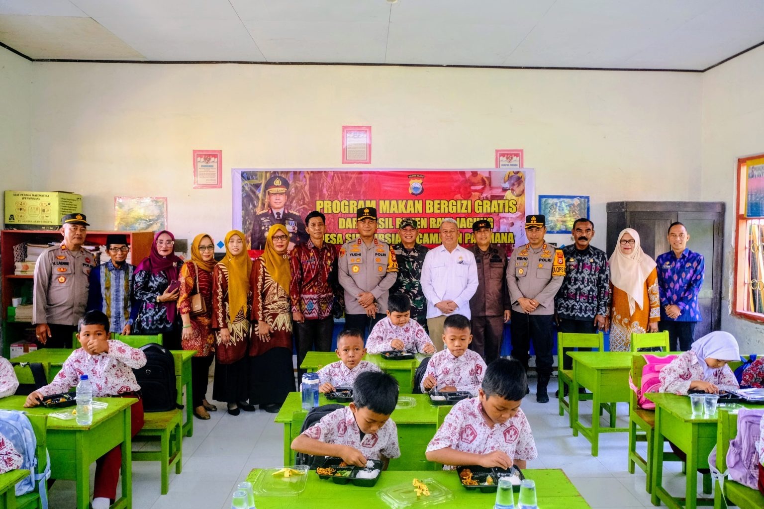 kapolda sulsel tinjau pembagian makan gratis bergizi di kabupaten wajo 84504