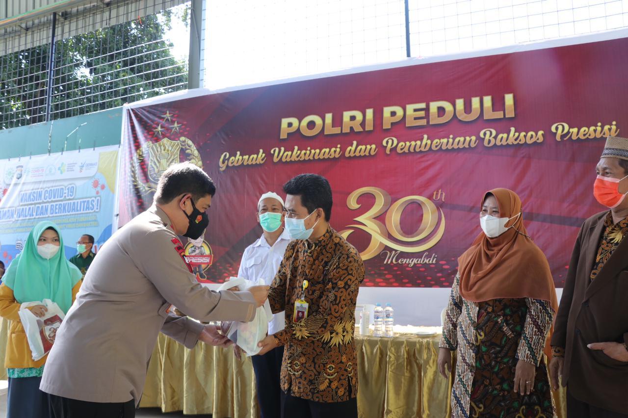 kapolda sulsel tinjau vaksinasi dan berikan bantuan sembako ke pesantren ummul mukminin aisyah 26556