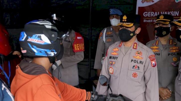 kapolda sulsel tinjau vaksinasi drive thru di gerai vaksin presisi polres pelabuhan makassar 29295